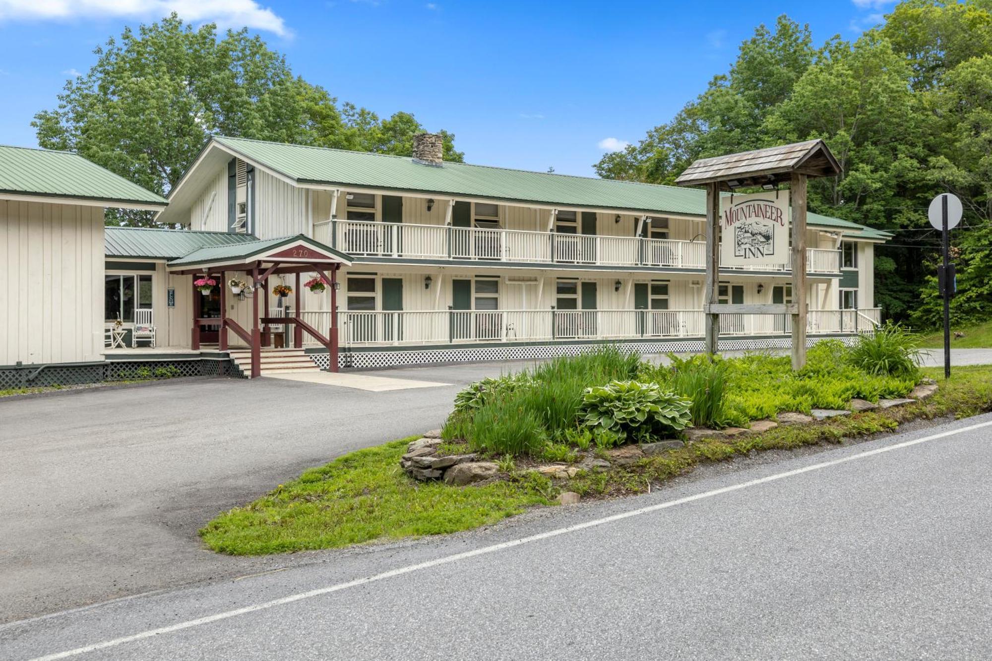 Mountaineer Inn Западен Доувър Екстериор снимка