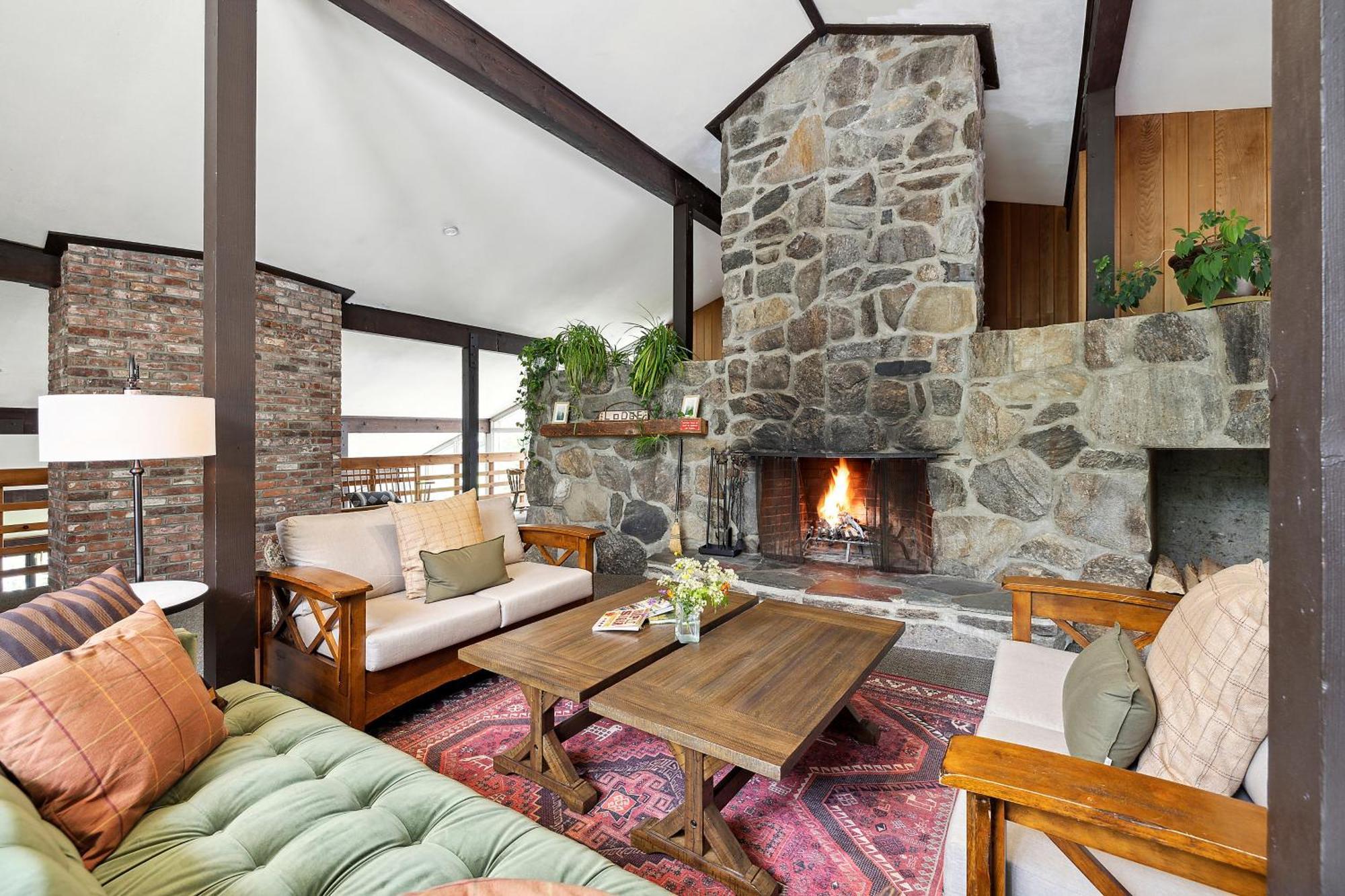 Mountaineer Inn Западен Доувър Екстериор снимка